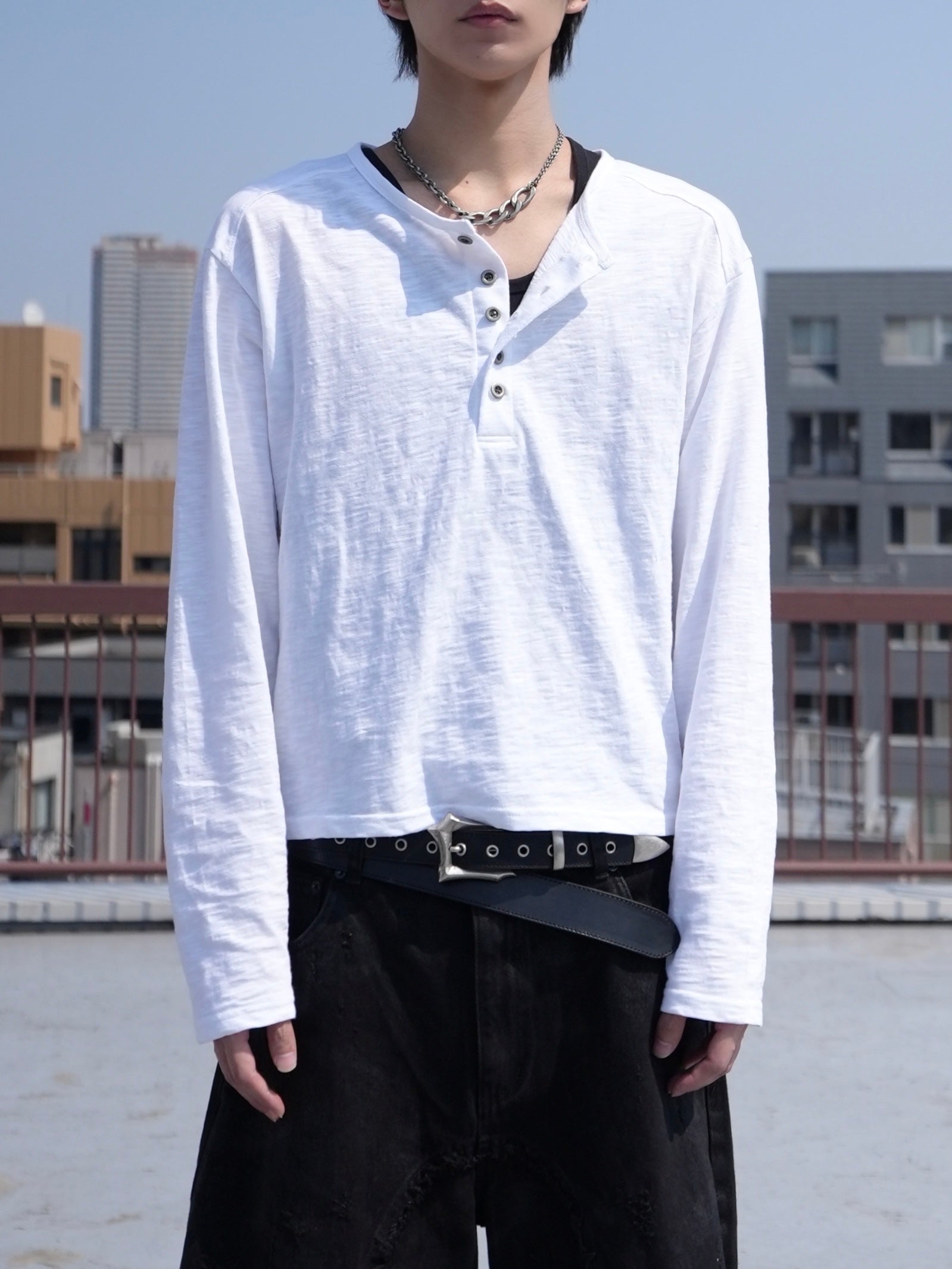 4/18 20:00発売【CHIKASHITSU PLUS HIGH】Steel button henry neck tee (2color)