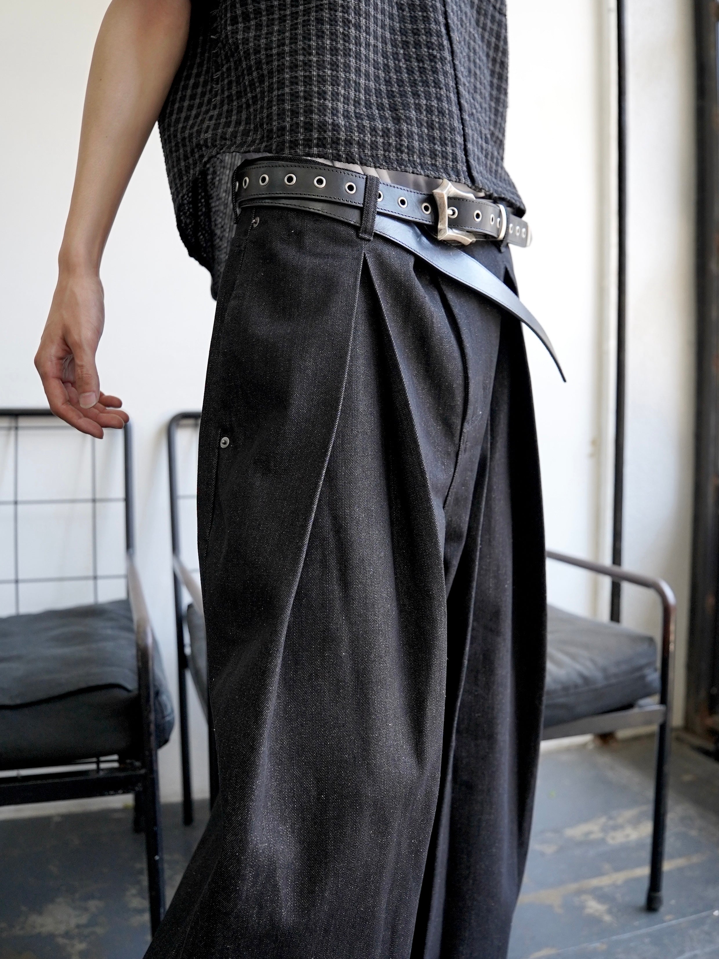 5/23 20:00発売【CHIKASHITSU PLUS HIGH】Deep tuck raw denim pants