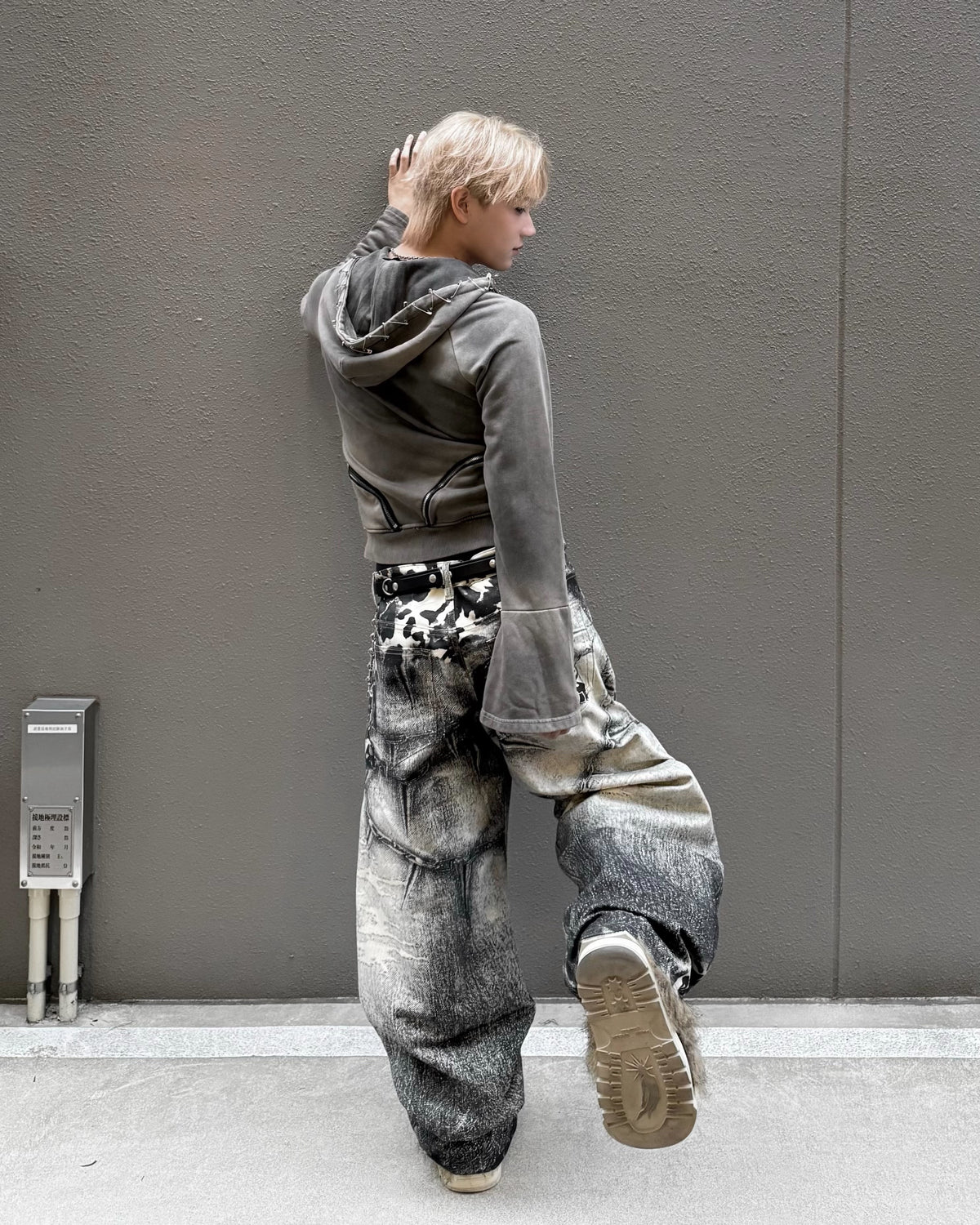 国際配送【Never mind the XU】Leopard graphic washed denim pants