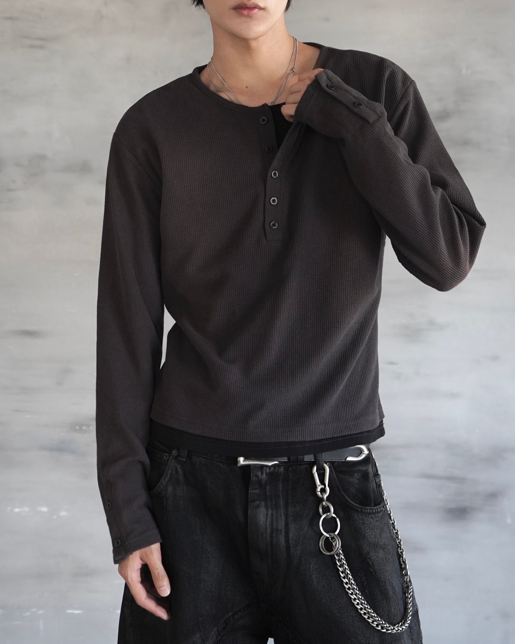 【CHIKASHITSU PLUS HIGH】Rust waffle layered henley neck tee(2color)