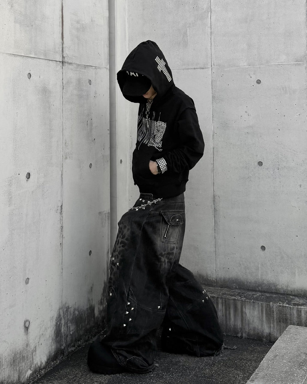 国際配送【Never mind the XU】studded skull hoodie