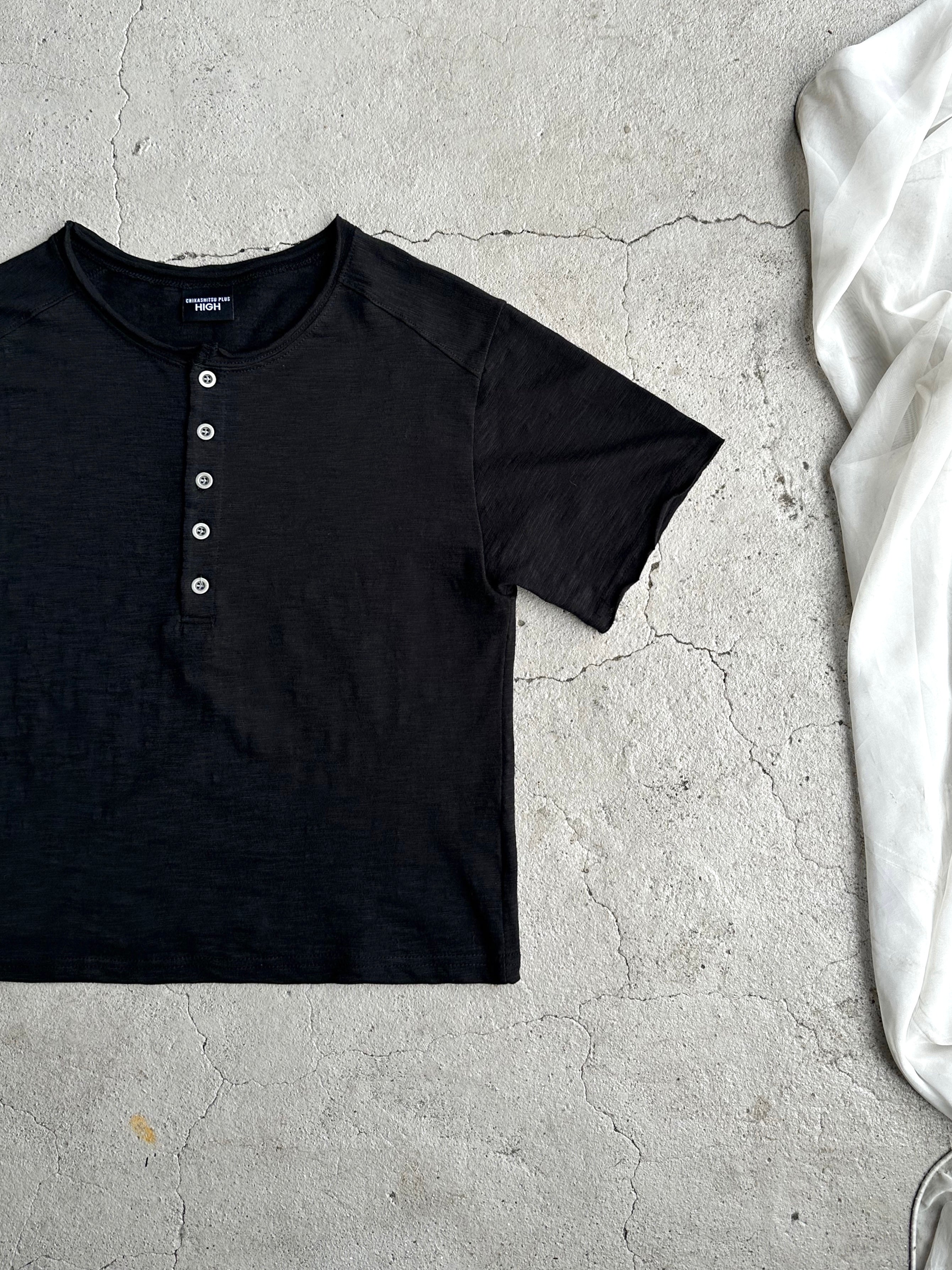【CHIKASHITSU PLUS HIGH】Steel button short sleeve henley tee (2color)