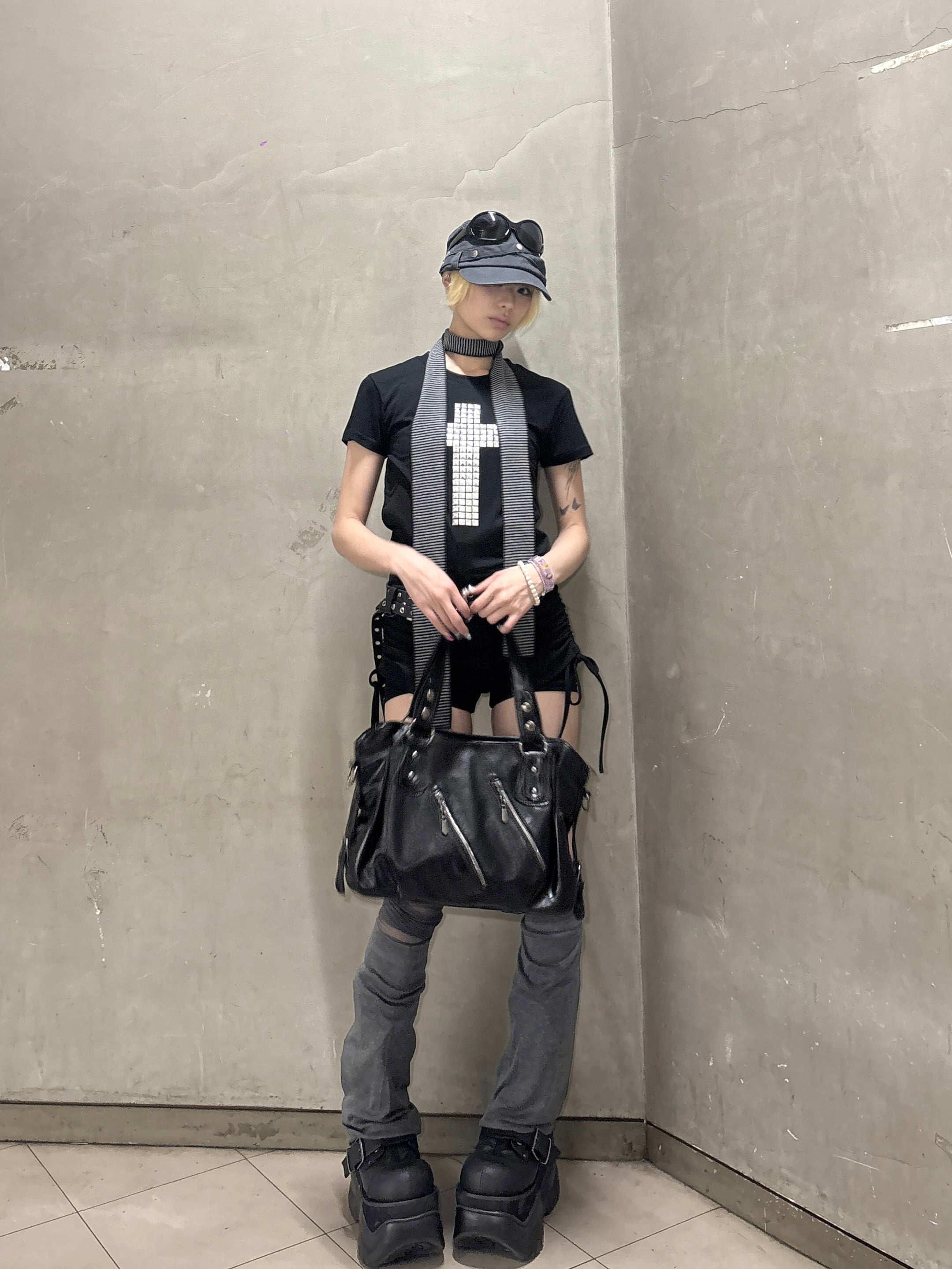 受注制【Never mind the XU】cross studs crop tee (2color)