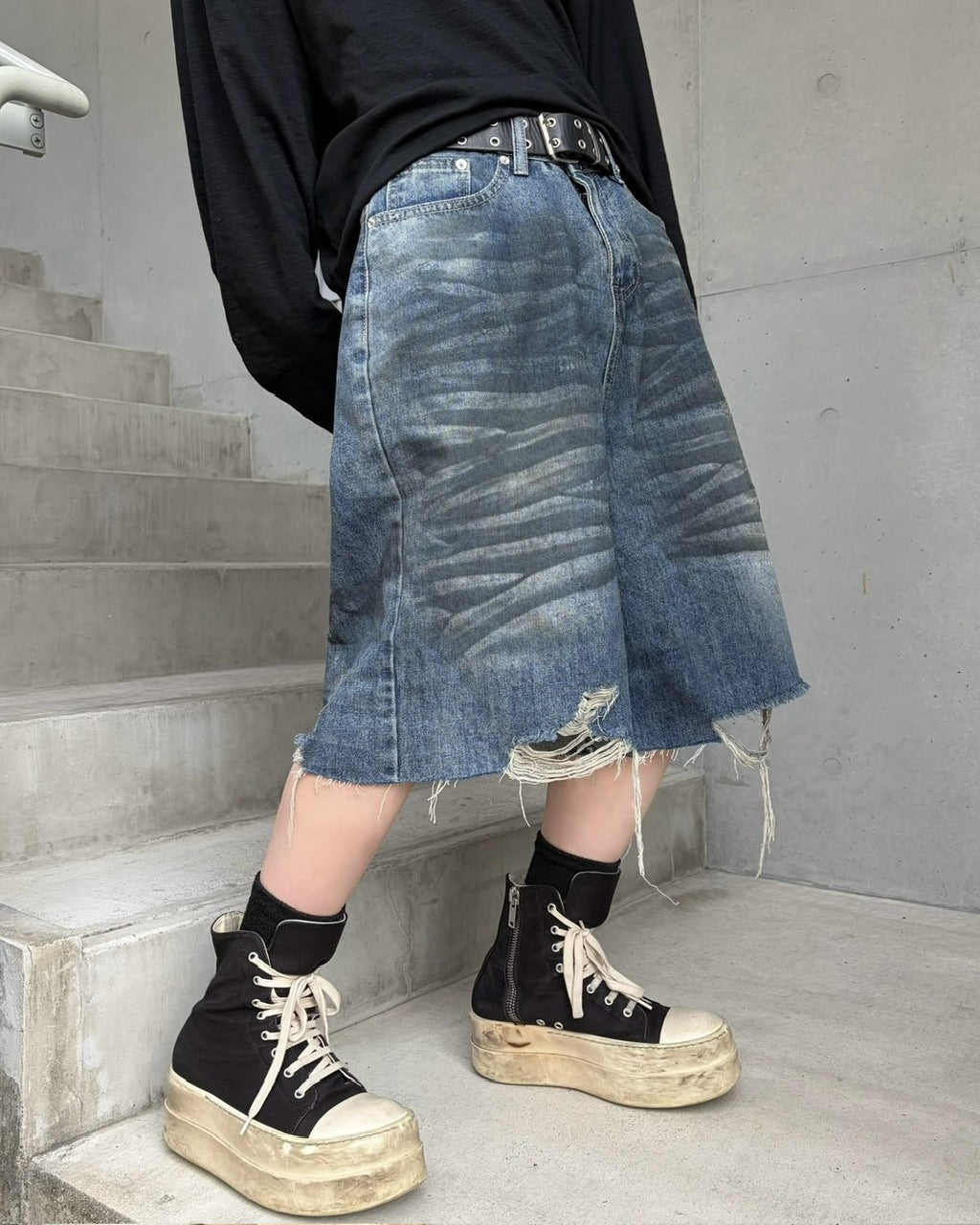 国際配送【LUV CODE】washed damage denim shorts