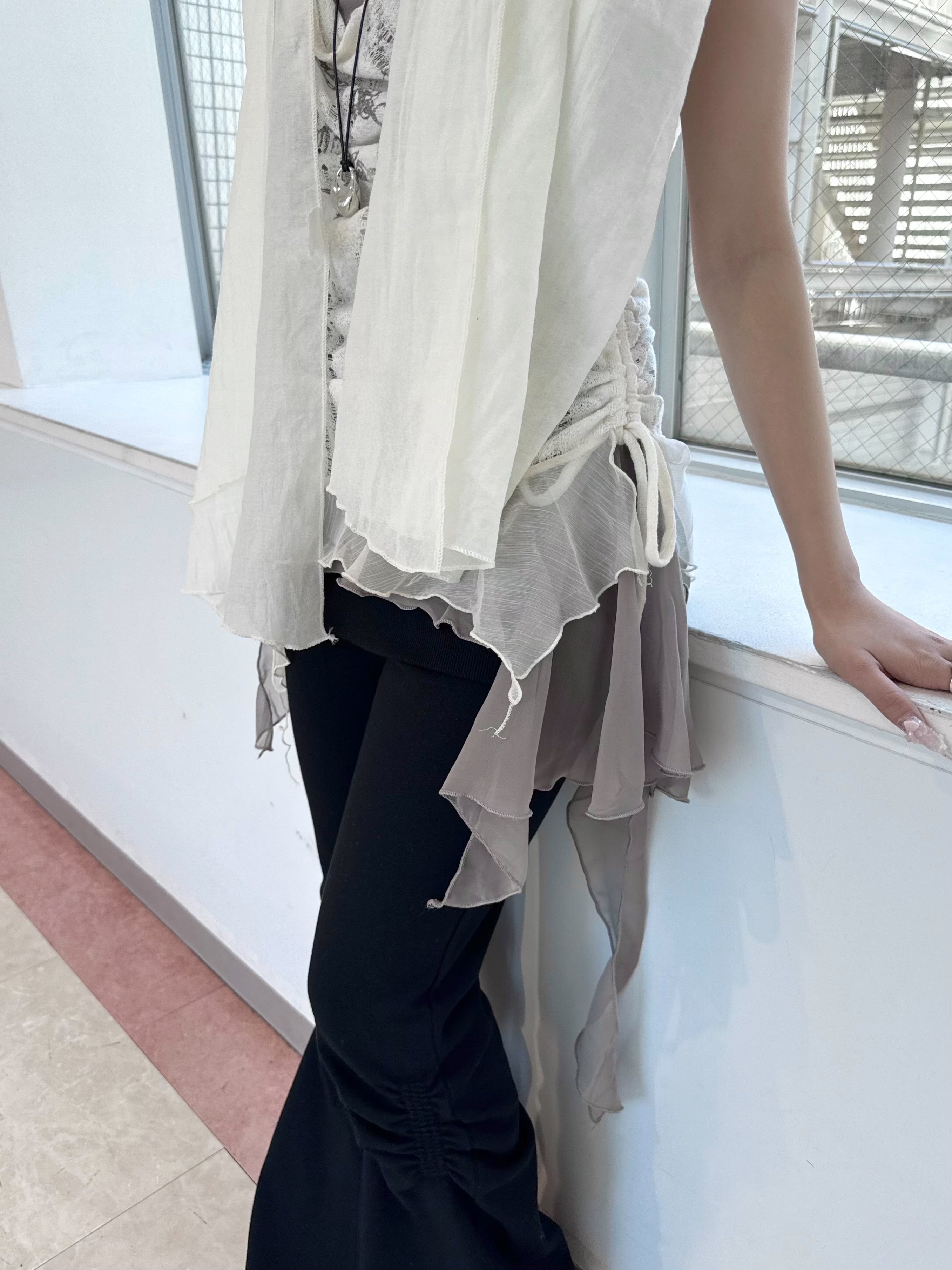 受注制【nmtc+】asymmetry wave strap camisole (2color)