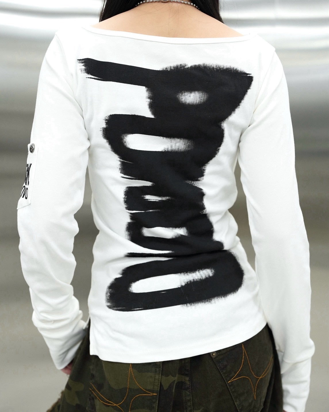 受注制【Never mind the XU】Back graphic slim top (2color)