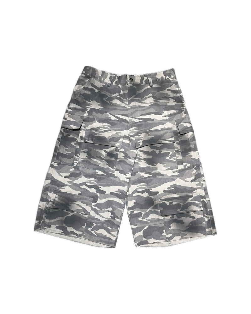 【E RIN AI E】DISTRESSED CAMO CARGO BERMUDA PANTS