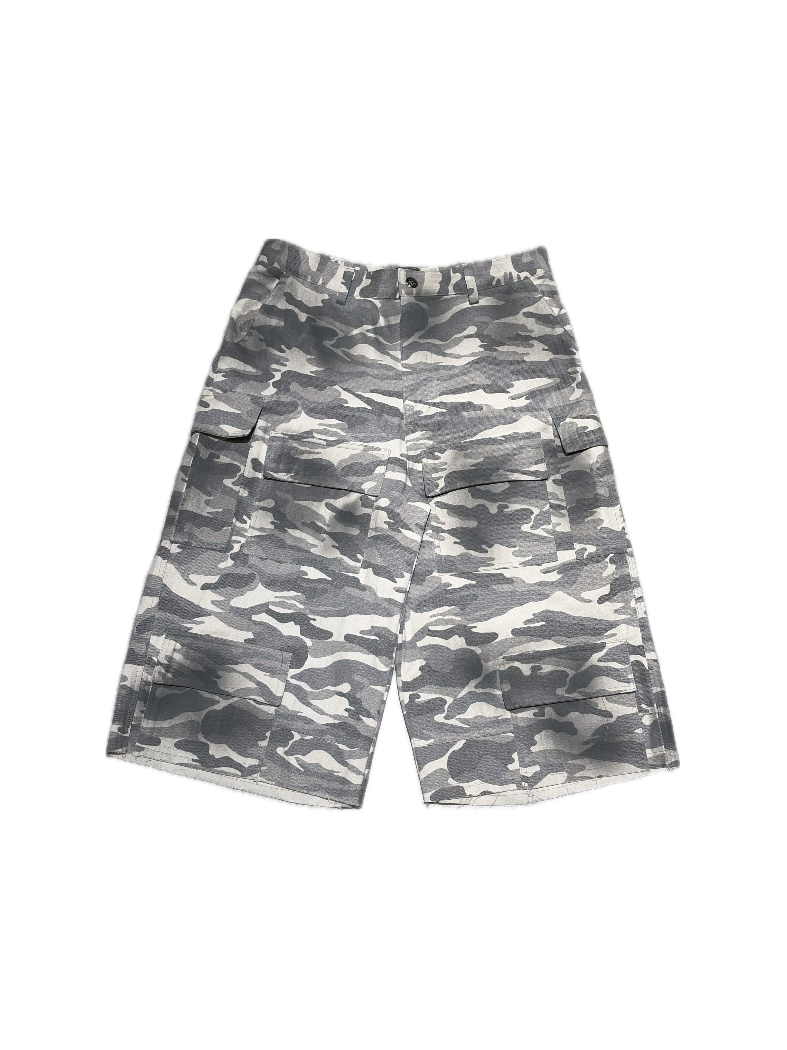 【E RIN AI E】DISTRESSED CAMO CARGO BERMUDA PANTS