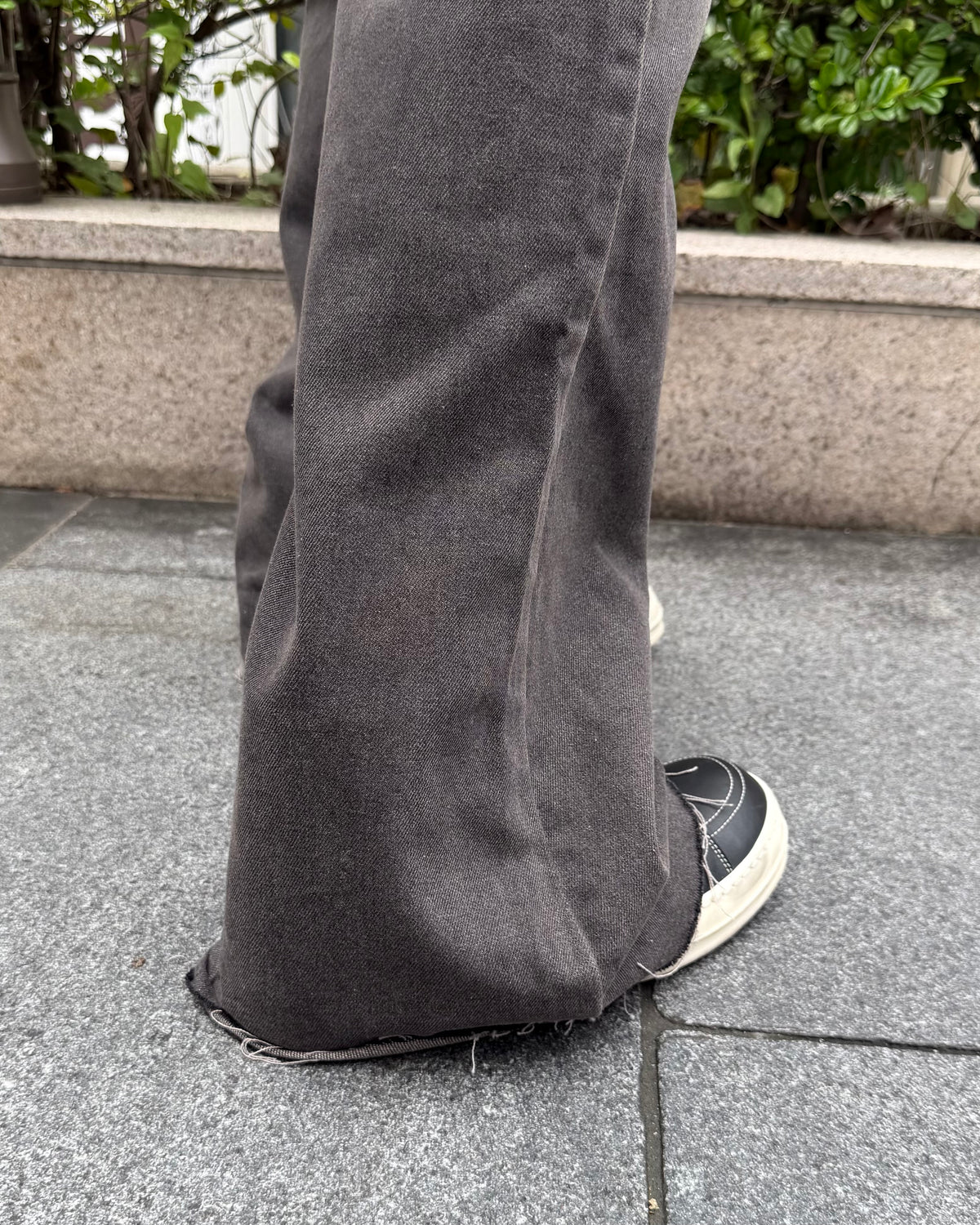大阪店WEB限定受注制【Chikashitsu +】cutting bootcut denim pants (2color)