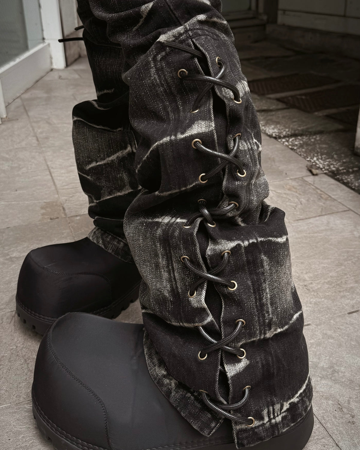 国際配送【Never mind the XU】Tornado Fade Lace-Up Flared Denim