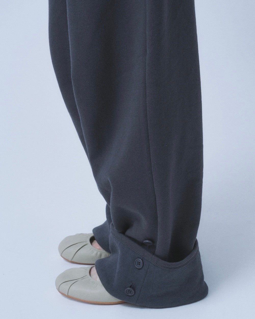 【TUOMIO】ROLL-UP BUTTON SWEATPANTS