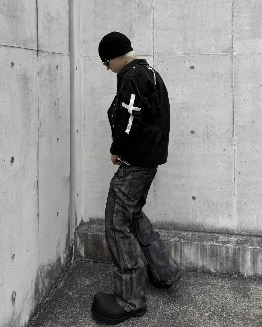 国際配送【Never mind the XU】cross emblem cropped leather jacket