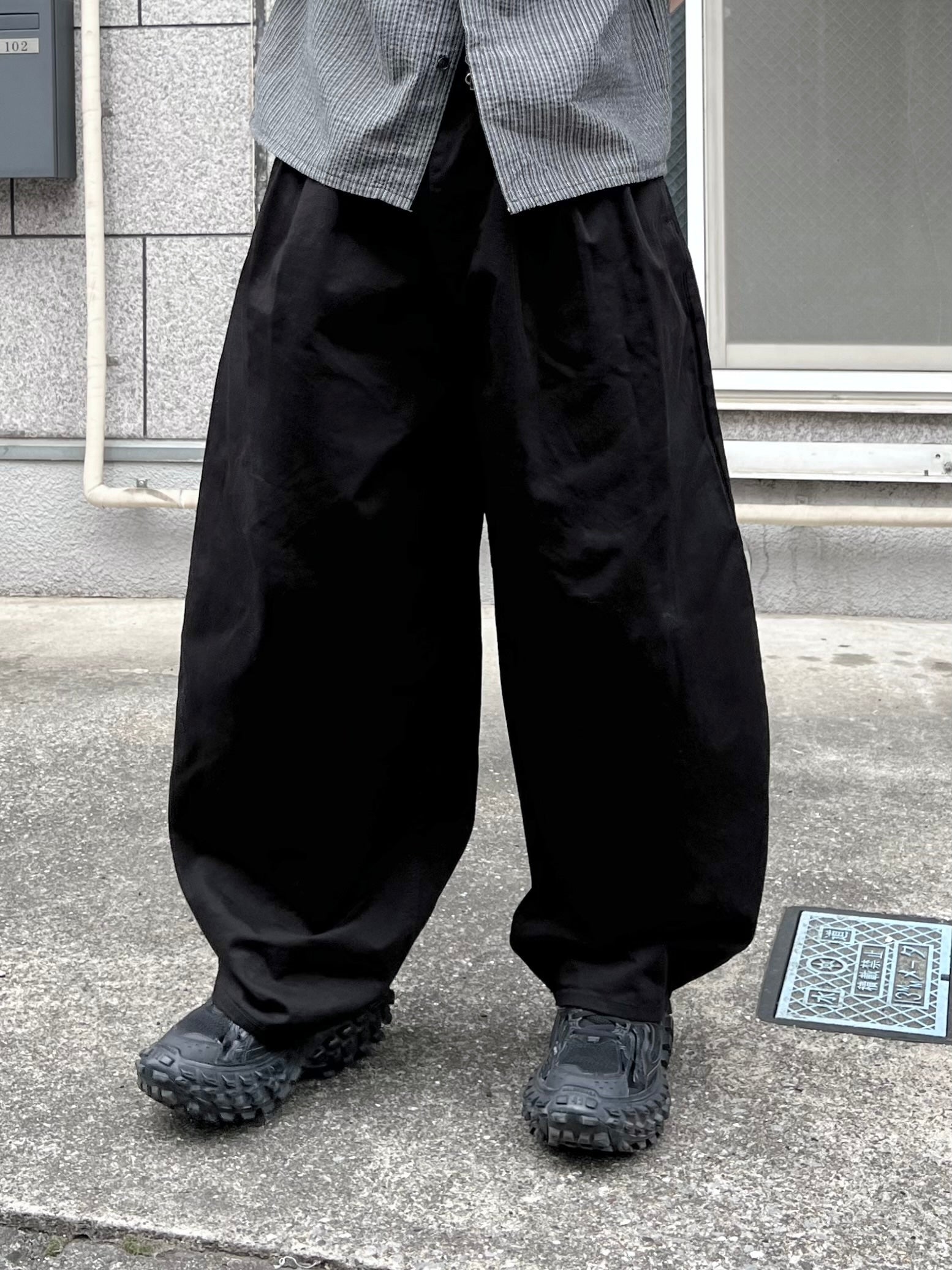 受注制【Chikashitsu +】three pleats chino wide pants