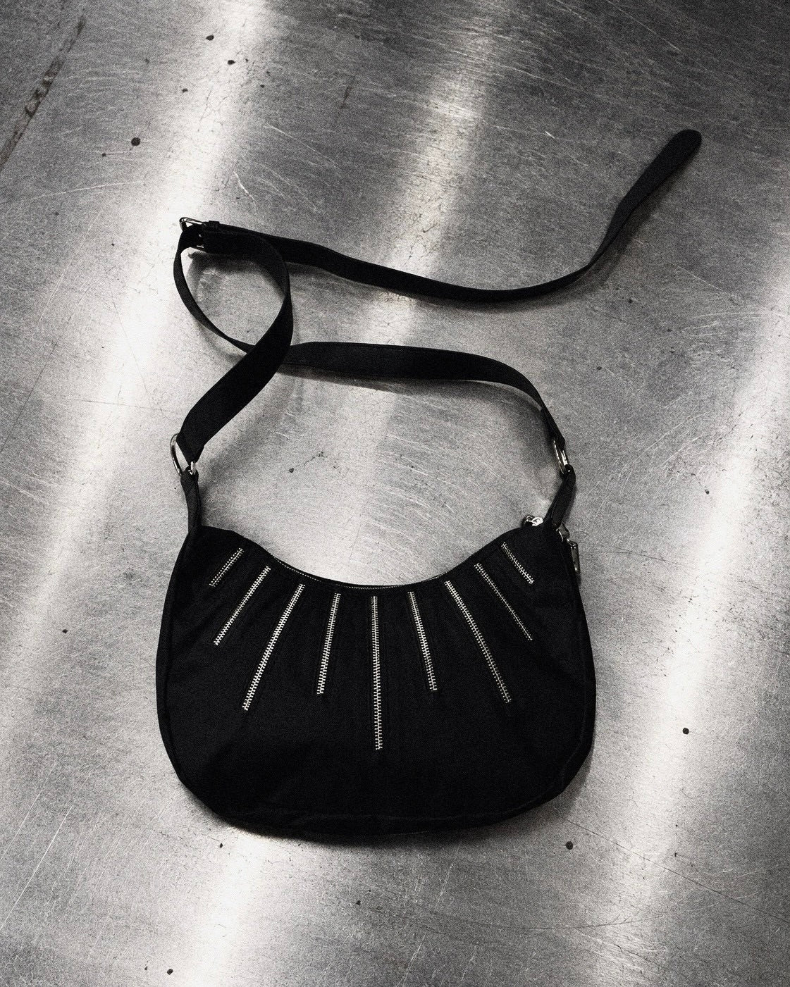 【YIKAI LABORATORY】EXOSKELETON ZIPPER BAG