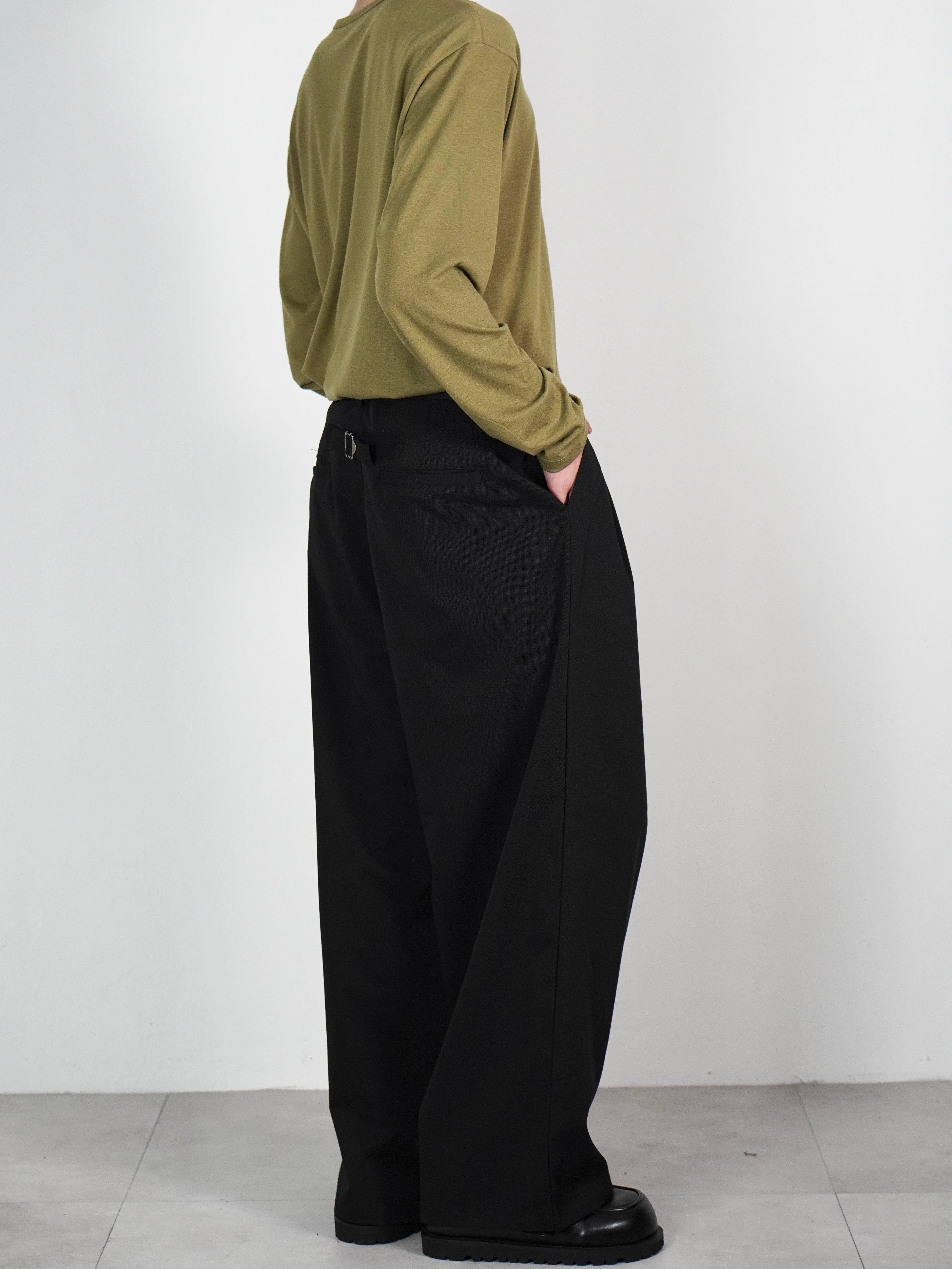 受注制【Chikashitsu +】2 tuck straight slacks