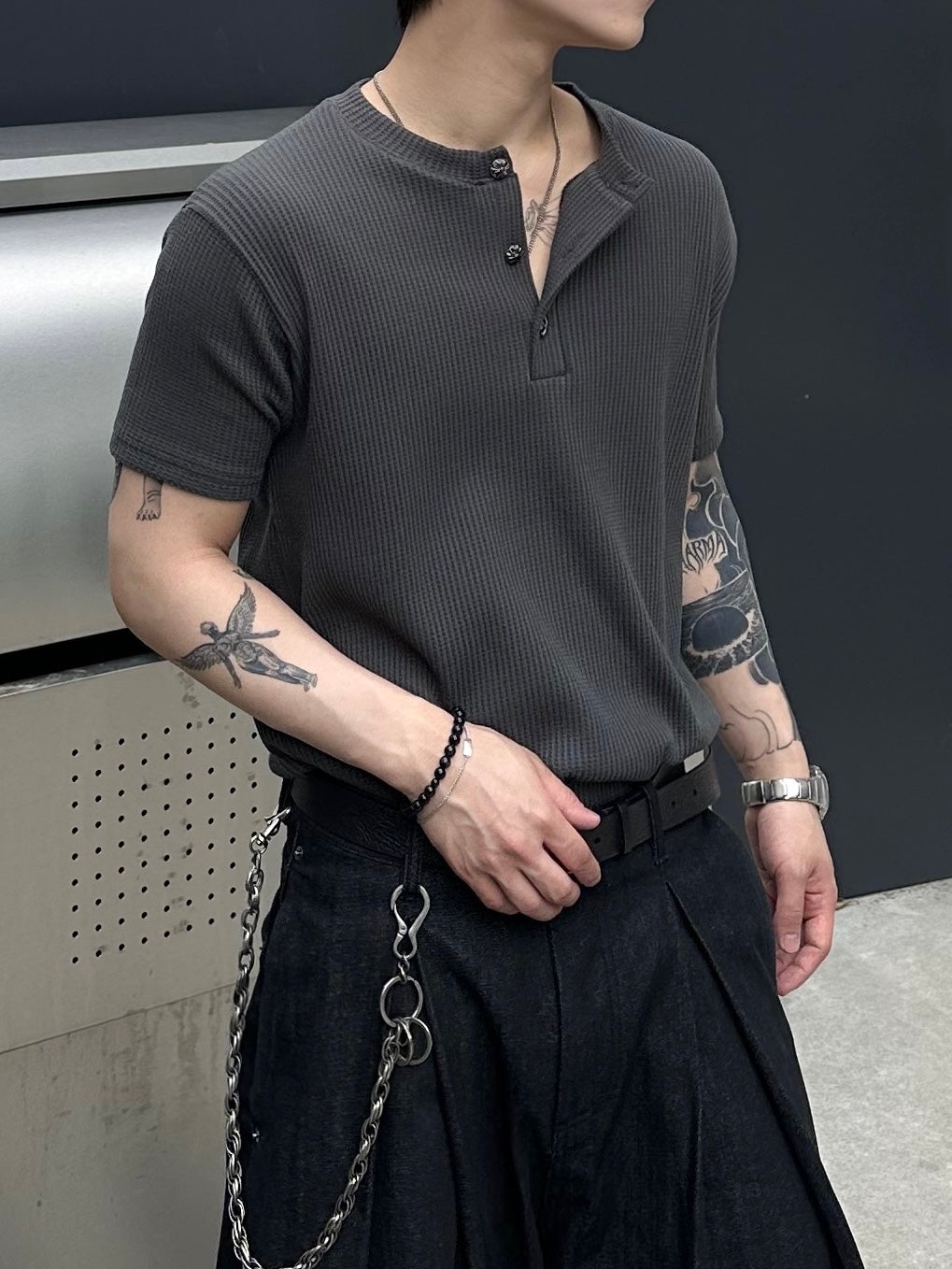 大阪店WEB限定受注制【Chikashitsu + 】button point henley neck t-shirt (3color)