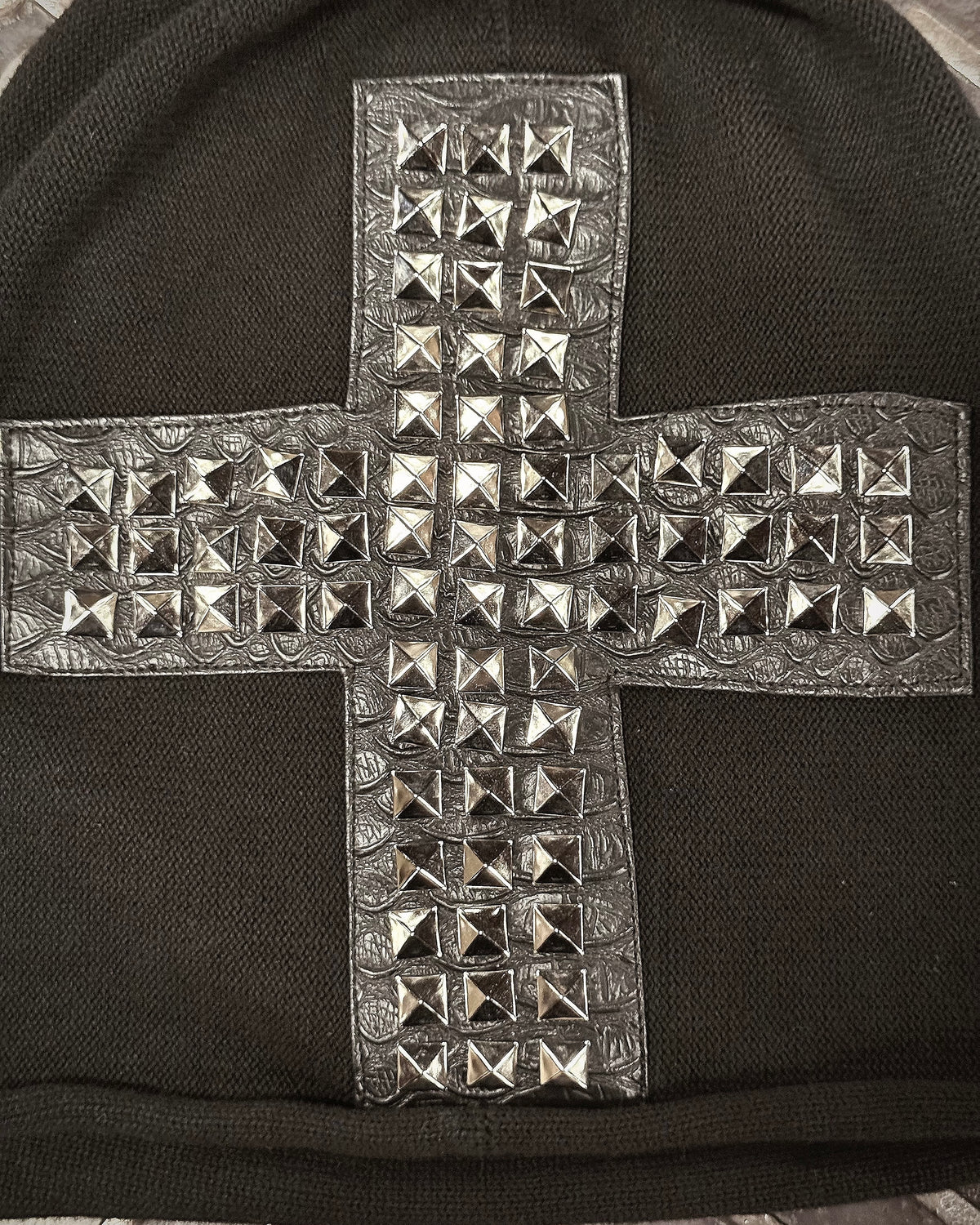 国際配送【Never mind the XU】CROSS STUDDED BEANIE