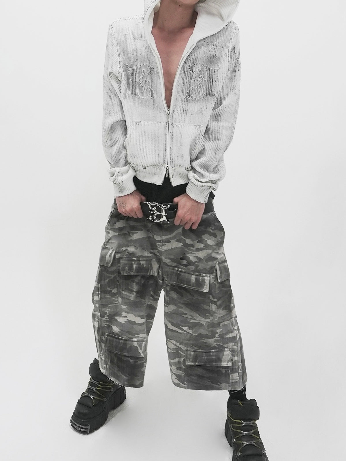 【E RIN AI E】DISTRESSED CAMO CARGO BERMUDA PANTS