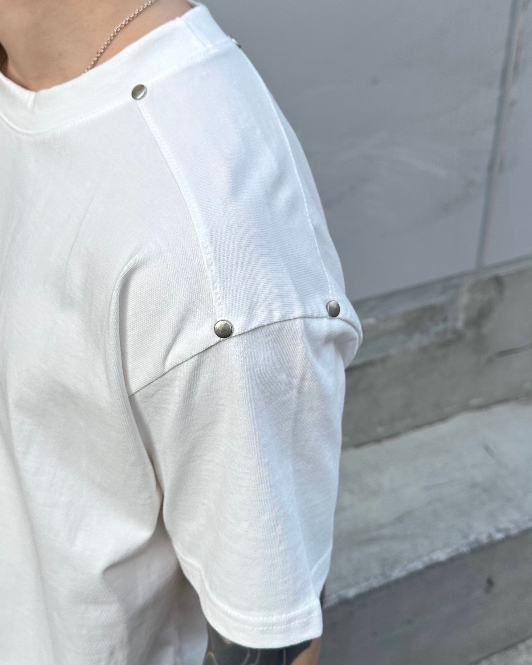 大阪店WEB限定受注制【Chikashitsu +】shoulder rivet t-shirt (3color)