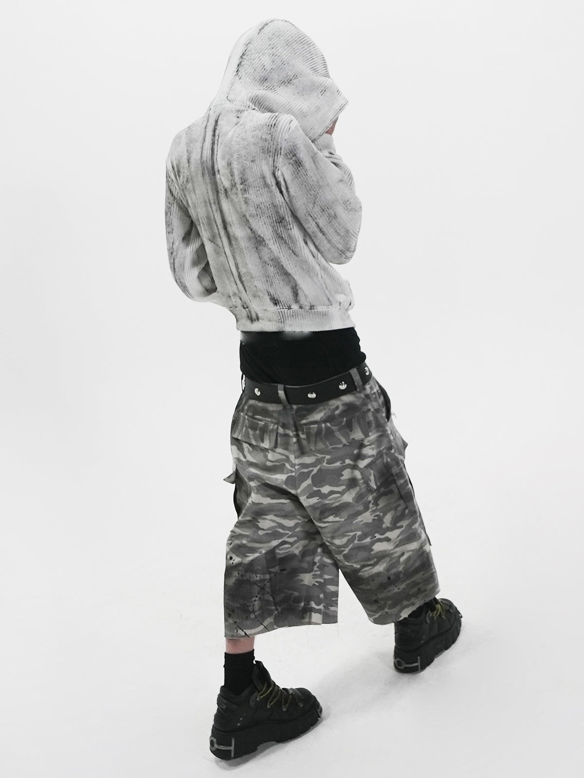 【E RIN AI E】DISTRESSED CAMO CARGO BERMUDA PANTS