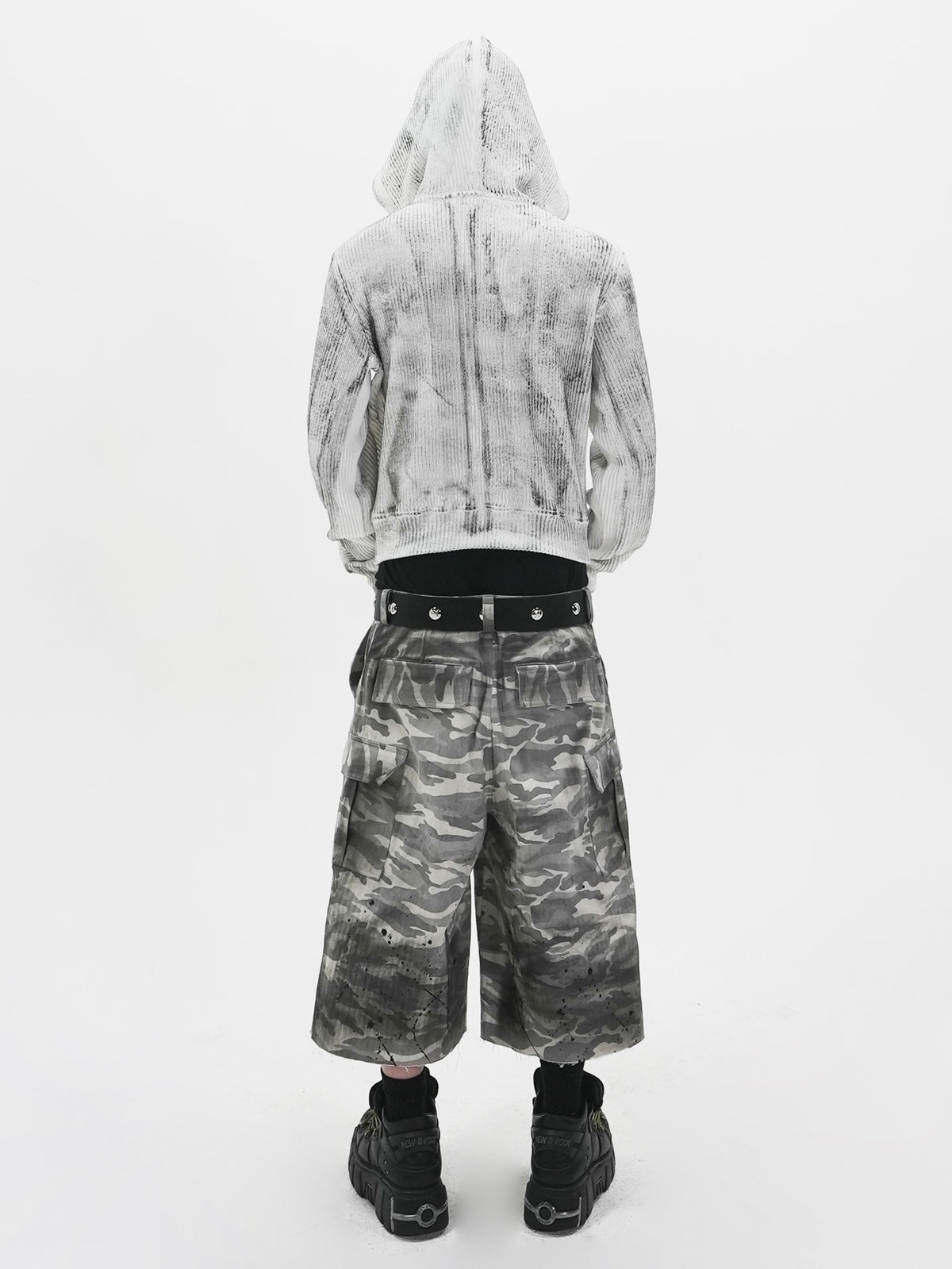 【E RIN AI E】DISTRESSED CAMO CARGO BERMUDA PANTS