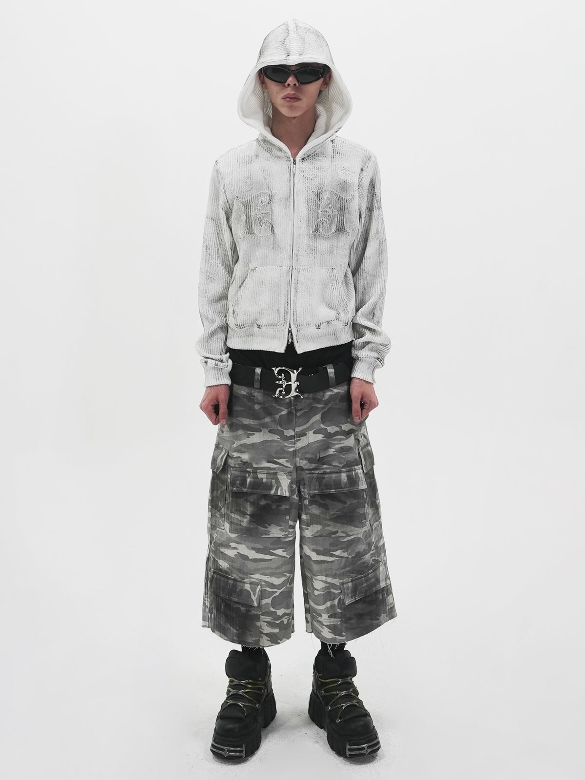 【E RIN AI E】DISTRESSED CAMO CARGO BERMUDA PANTS