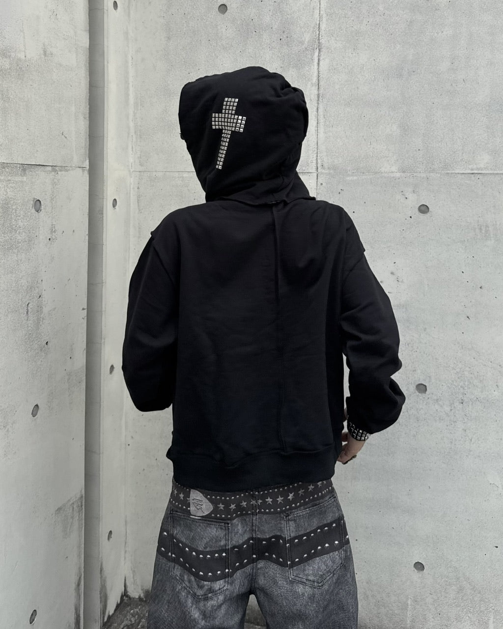 国際配送【Never mind the XU】studded skull hoodie