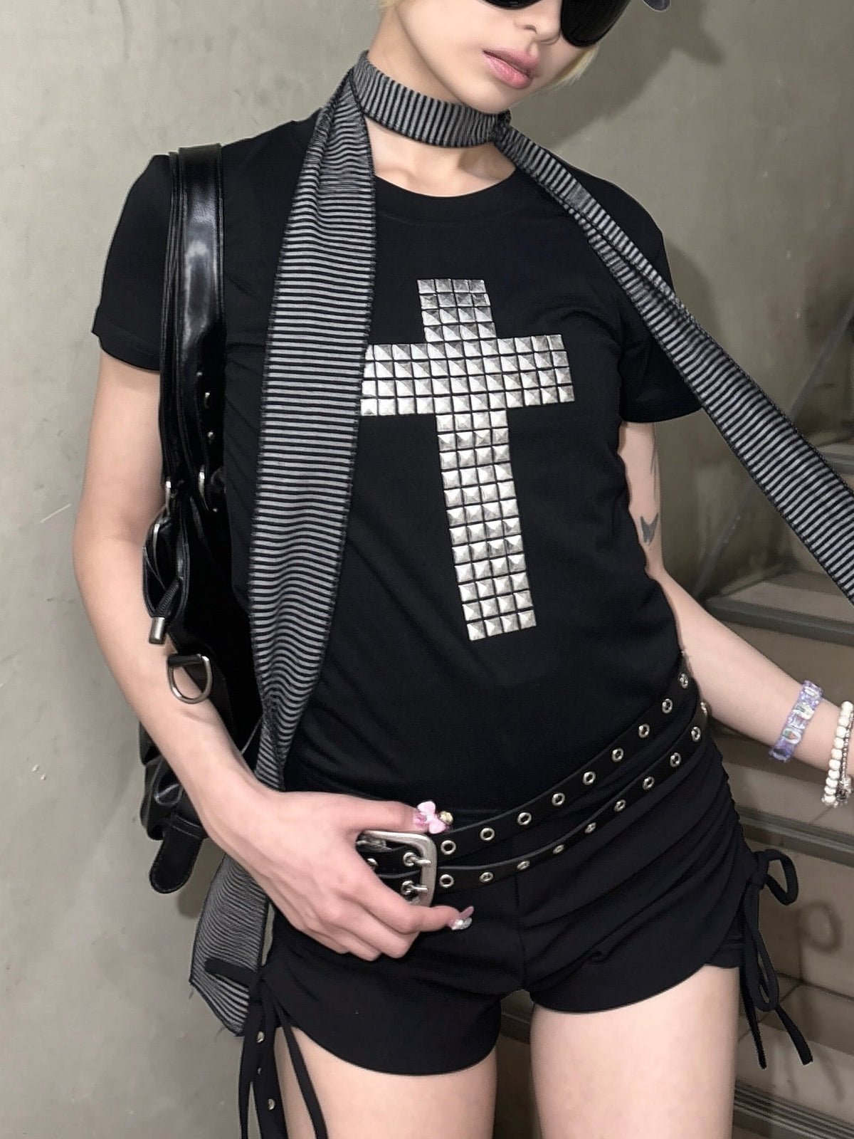 受注制【Never mind the XU】cross studs crop tee (2color)