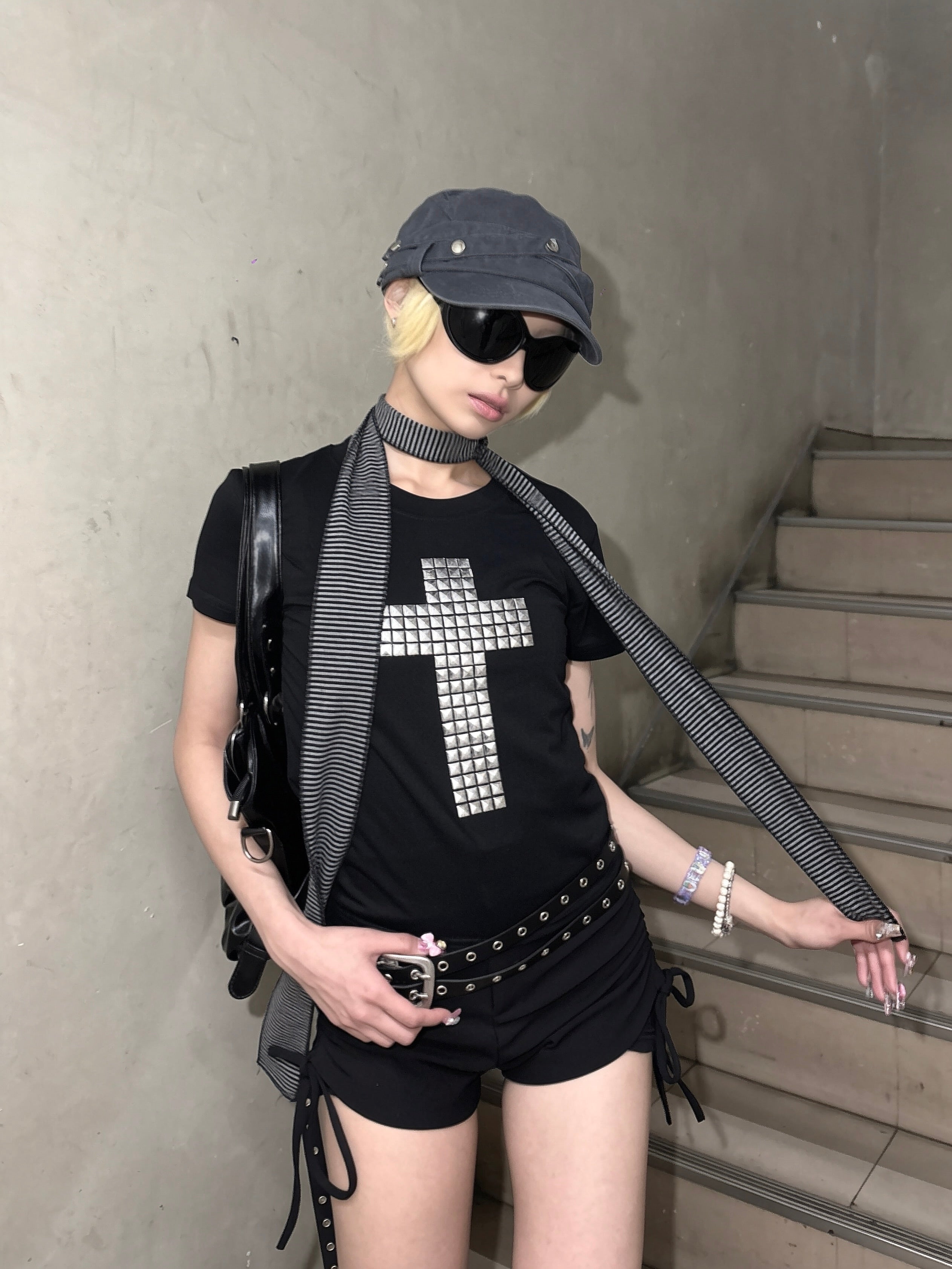 受注制【Never mind the XU】cross studs crop tee (2color)