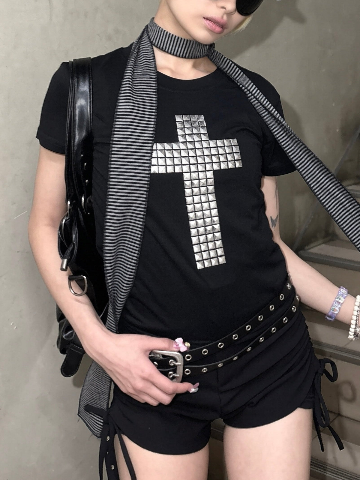受注制【Never mind the XU】cross studs crop tee (2color)