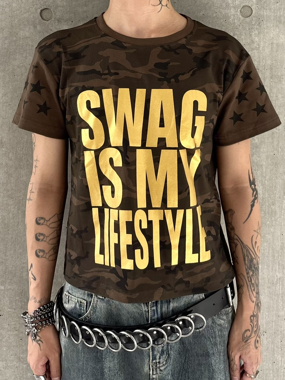 国際配送【Never mind the XU】camouflage logo print T-shirt