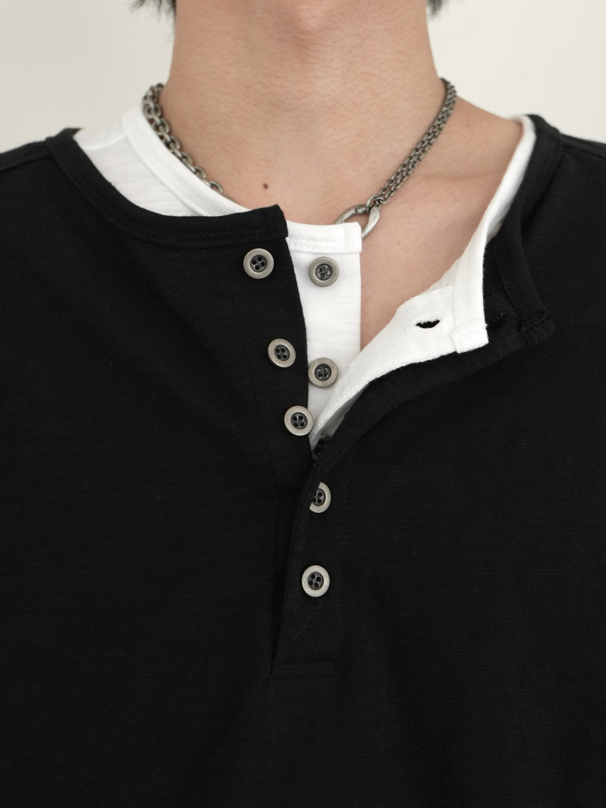 CHIKASHITSU PLUS HIGH】Steel button henley neck tee (2color