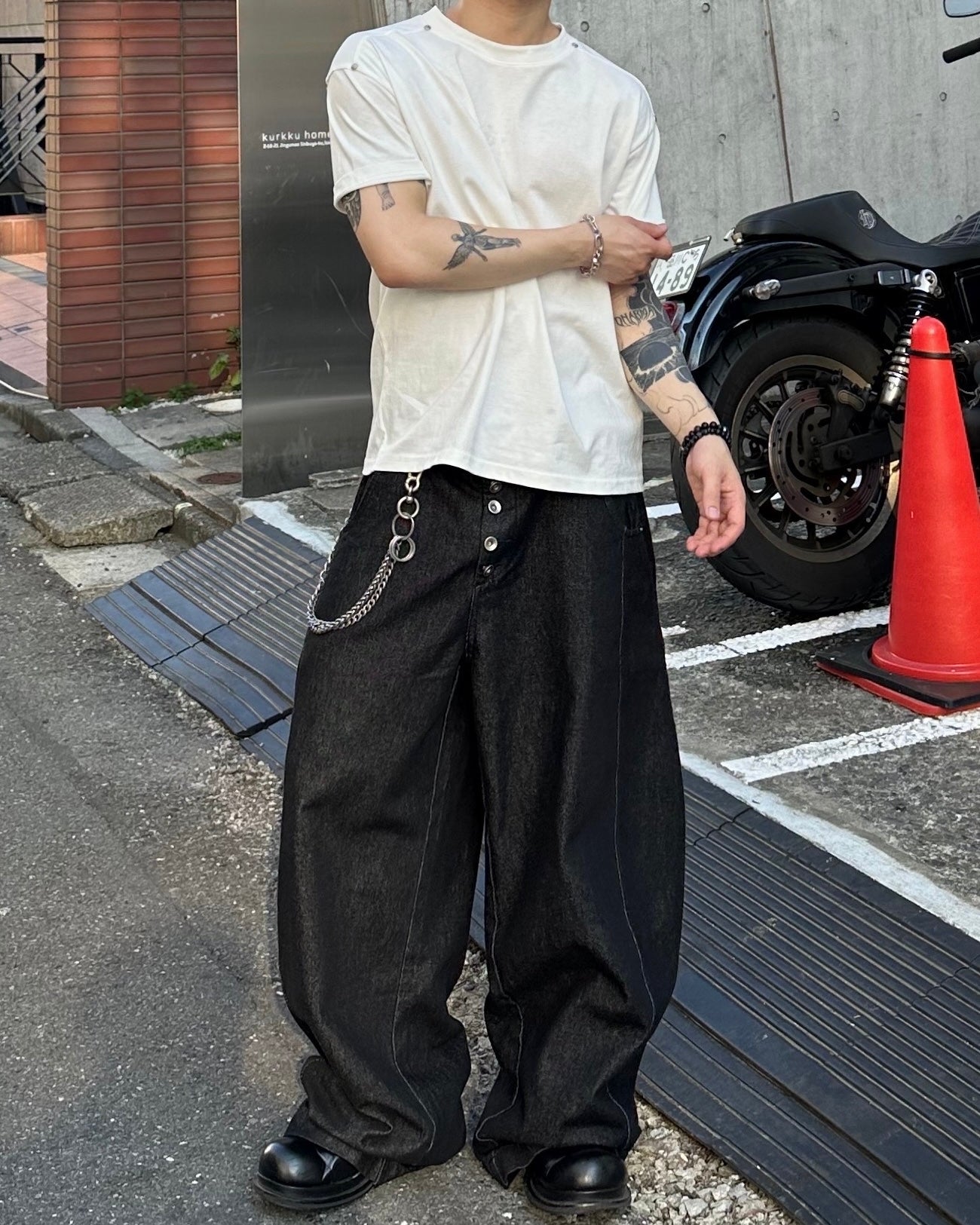 大阪店WEB限定受注制【Chikashitsu +】shoulder rivet t-shirt (3color)