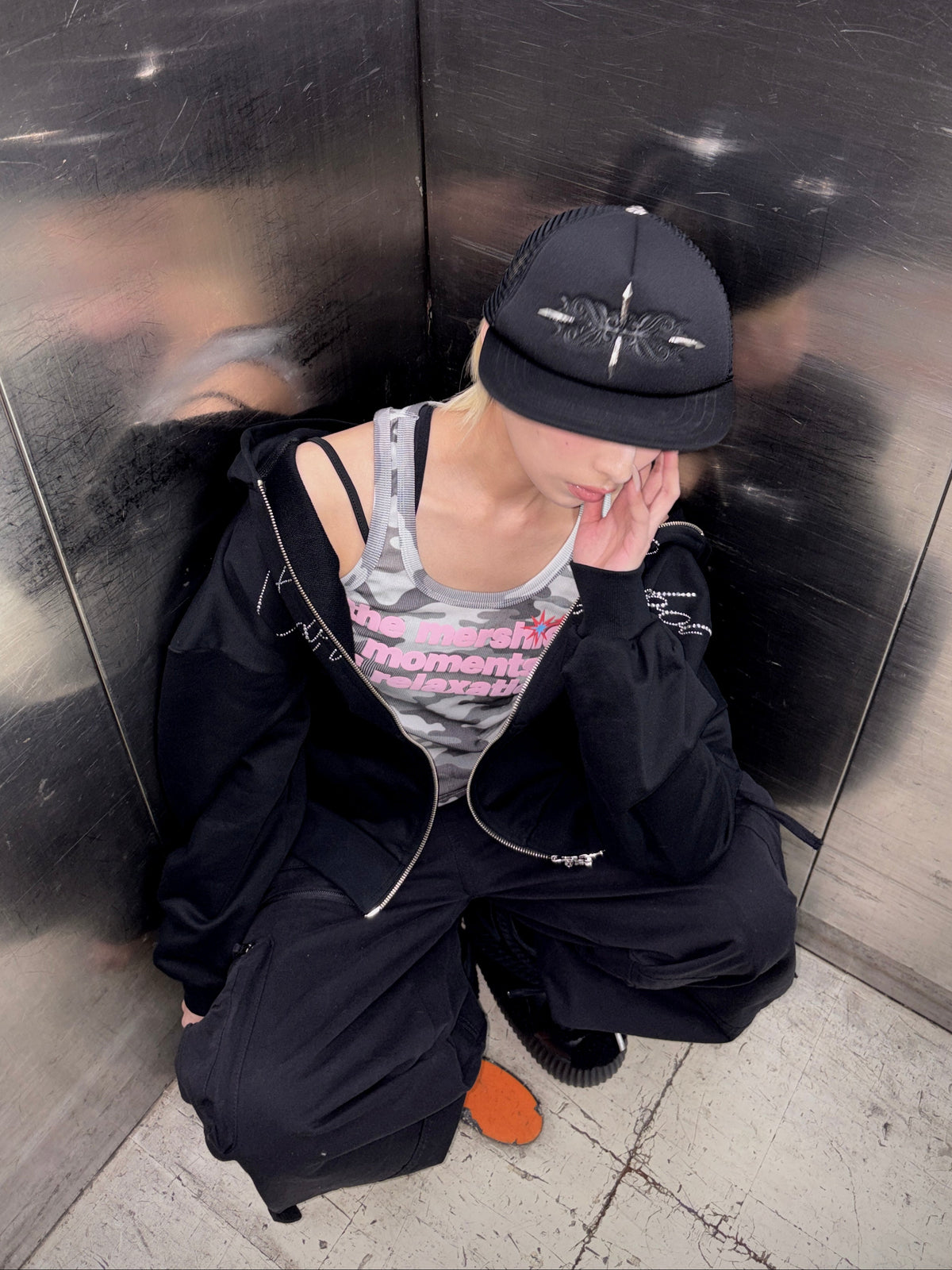 国際配送【Never mind the XU】graphic logo sleeveless (2color)