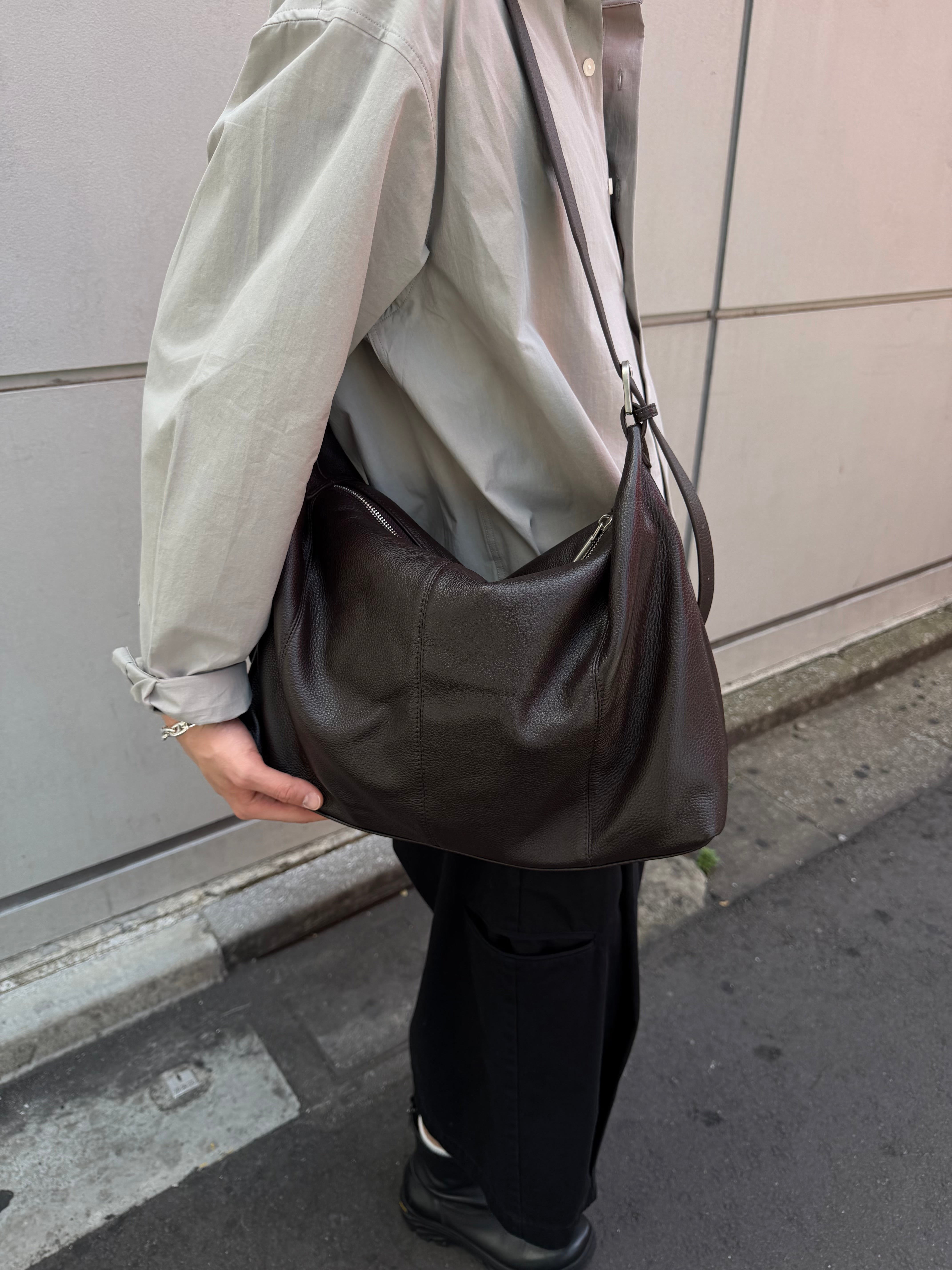 東京店WEB限定受注制【Chikashitsu +】cow leather cross bag (2color)