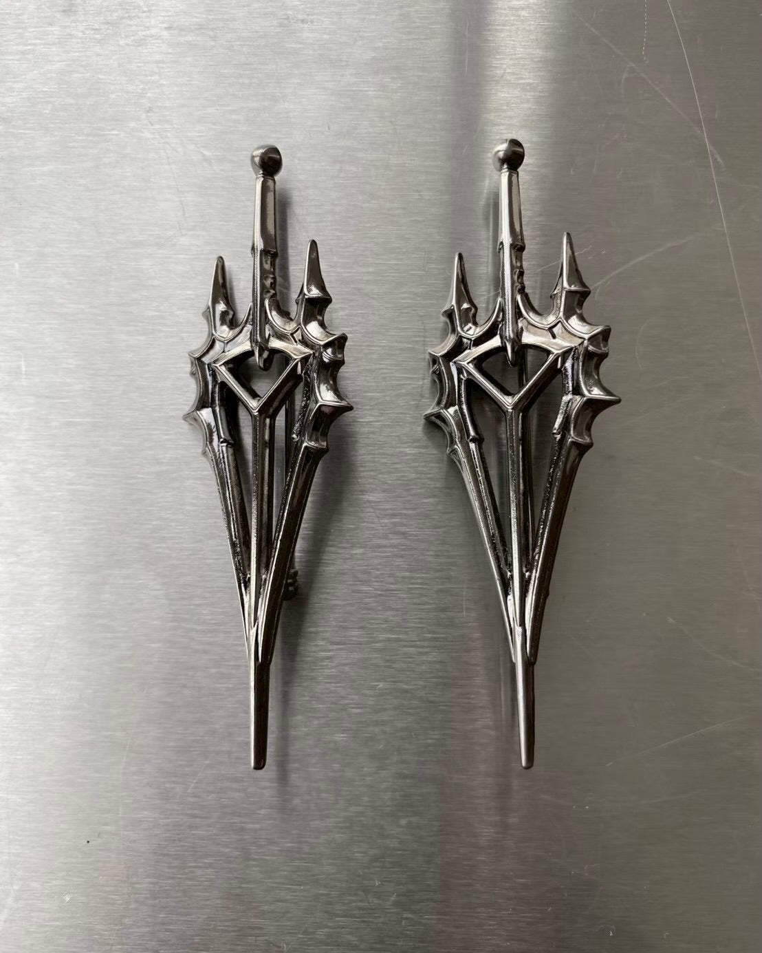 【YIKAI LABORATORY】REBELLION CREST BROOCH