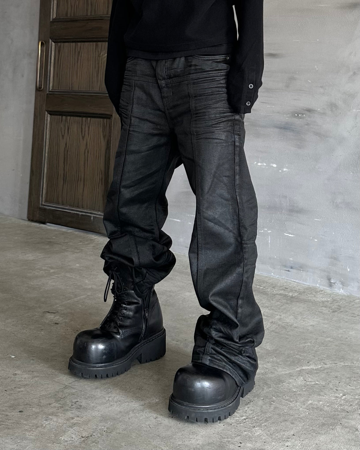 【CHIKASHITSU PLUS HIGH】Linear coating denim flare pants