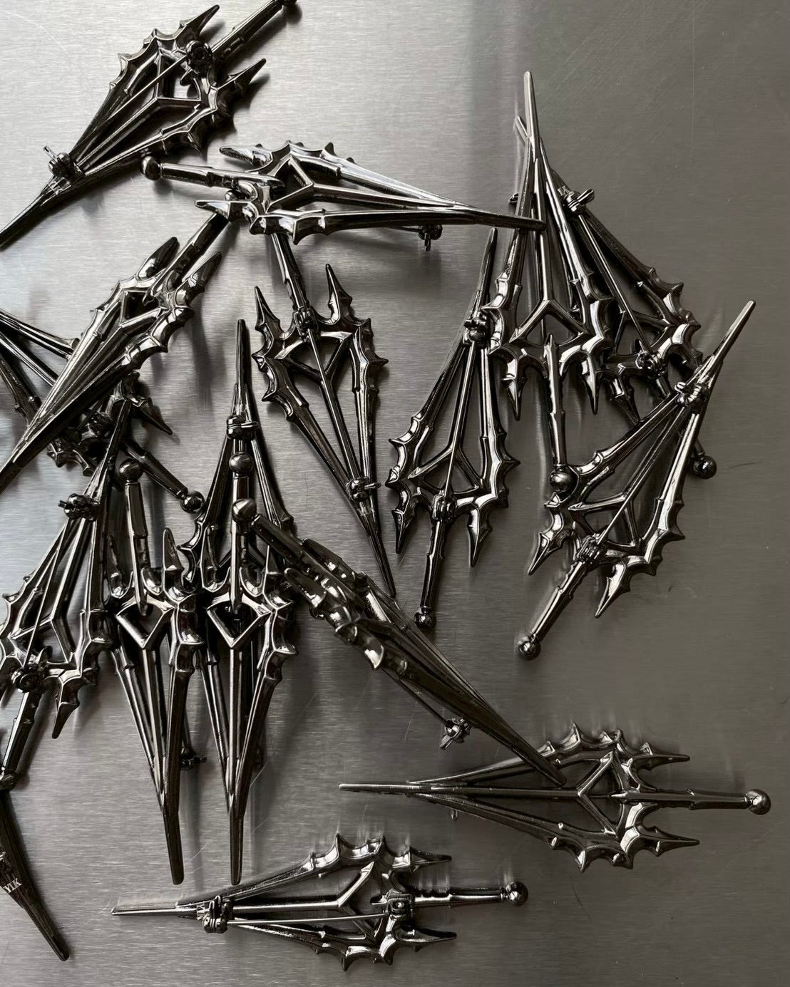 【YIKAI LABORATORY】REBELLION CREST BROOCH