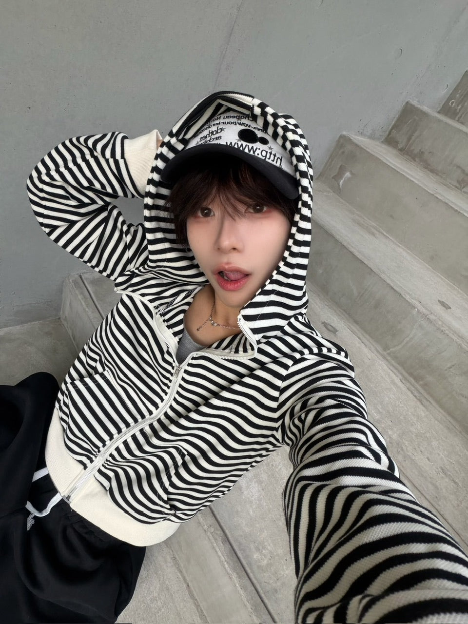 国際配送【LUV CODE】stripe cropped zip up hoodie