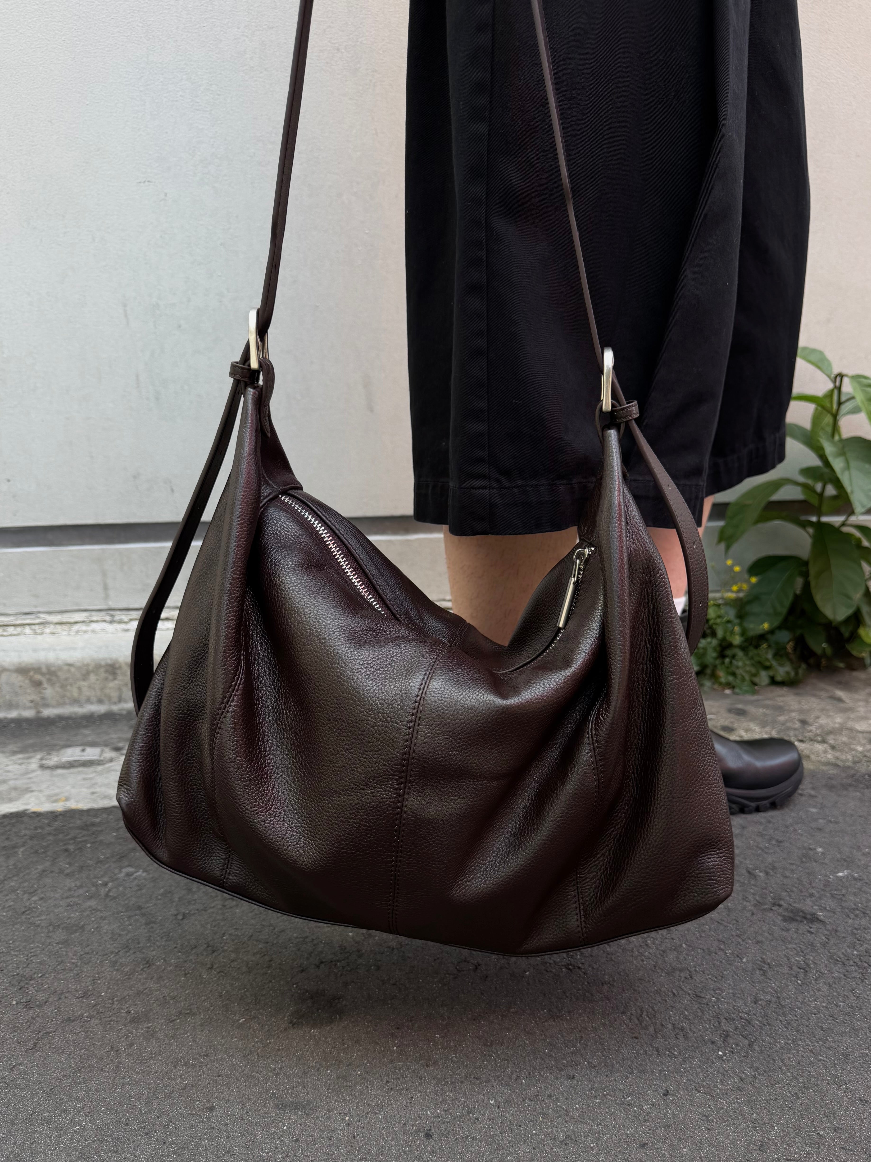東京店WEB限定受注制【Chikashitsu +】cow leather cross bag (2color)