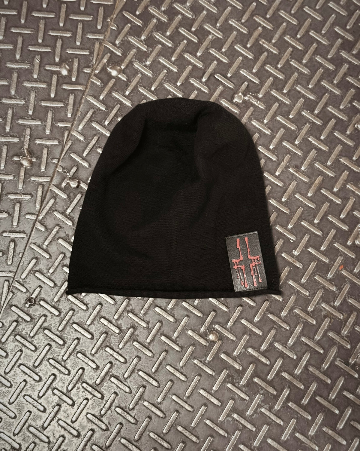 国際配送【Never mind the XU】CROSS STUDDED BEANIE