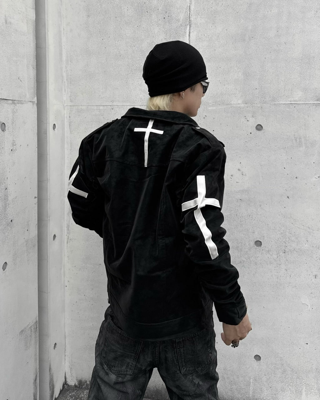 国際配送【Never mind the XU】cross emblem cropped leather jacket