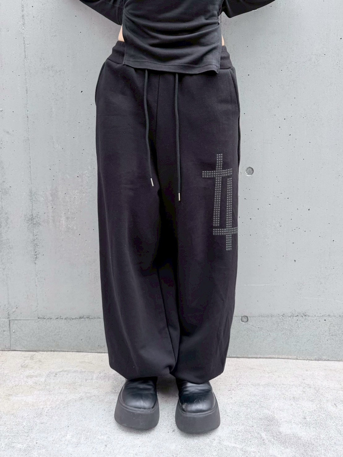受注制【nmtc+】cross studs sweat pants (2color)