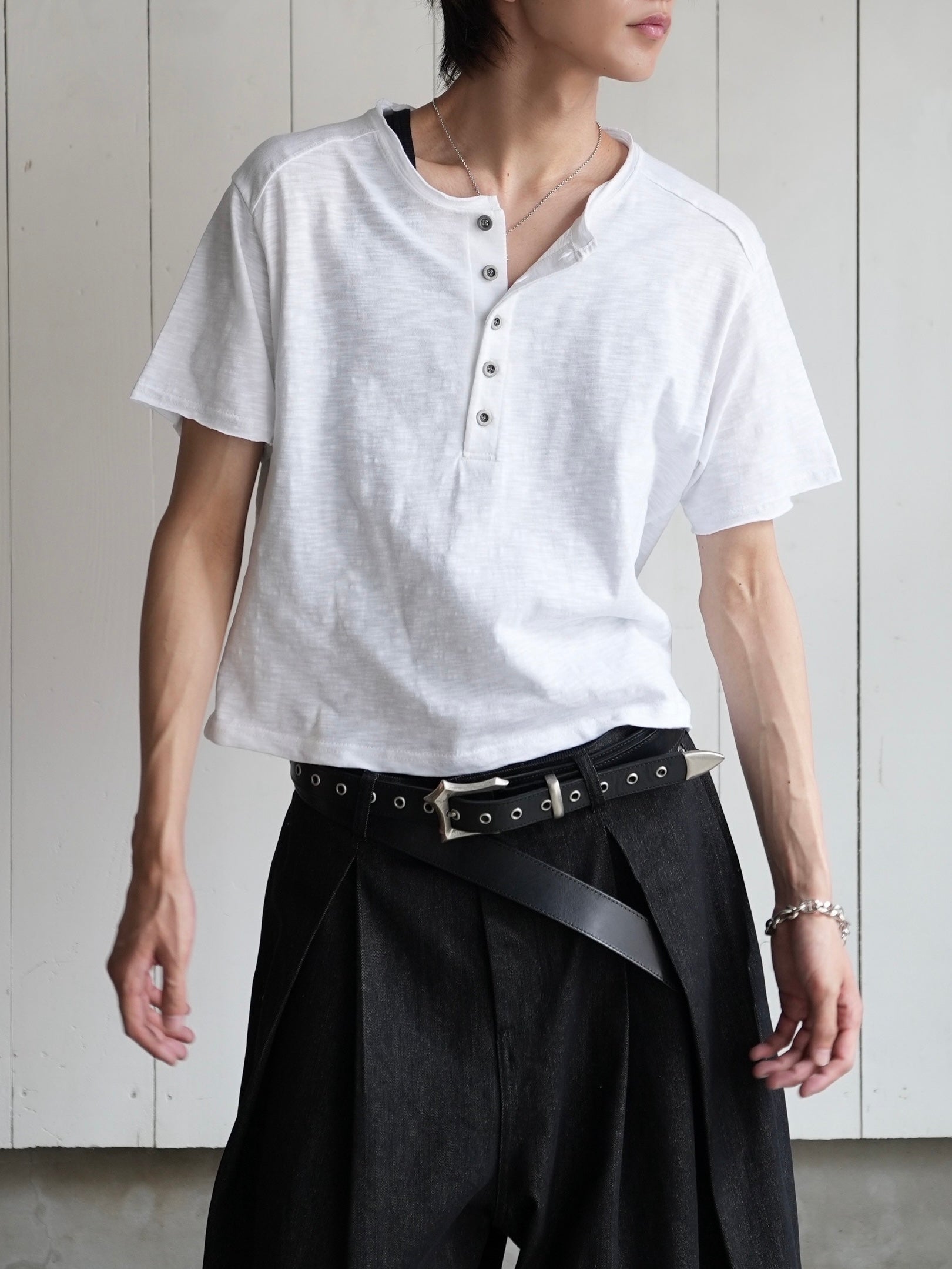【CHIKASHITSU PLUS HIGH】Steel button short sleeve henley tee (2color)