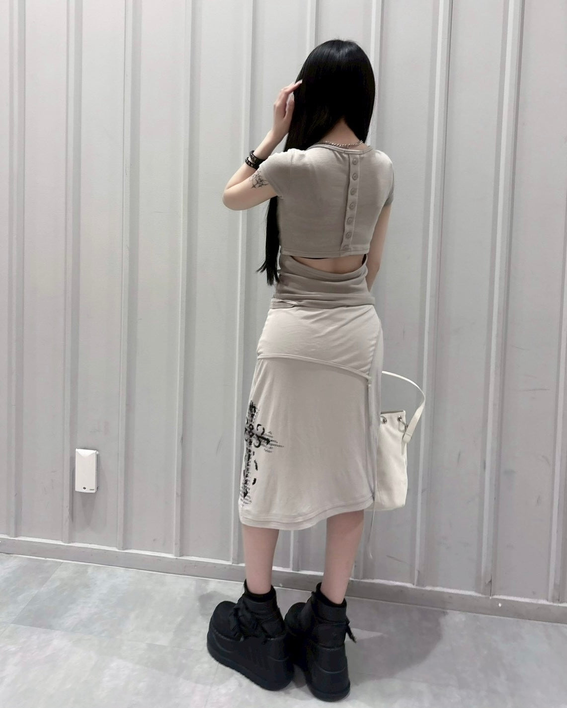 受注制【nmtc+】Back Button Slit U-Neck Tee (5color)