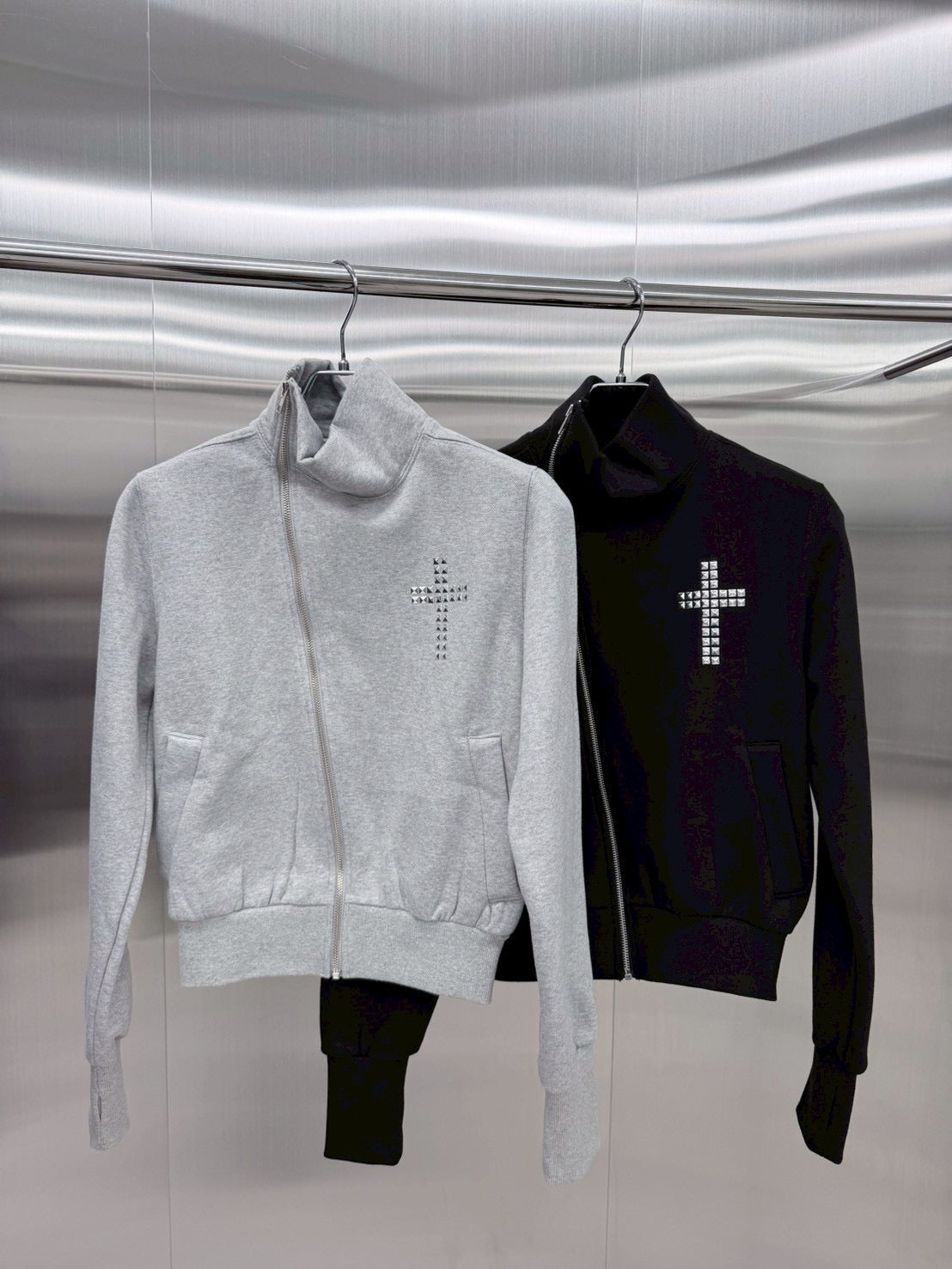3/1 20:00発売 受注制【nmtc +】cross design diagonal zip up sweat / 【エヌエムティーシープラス】クロスデザインダイアゴナルジップアップスウェット (2color)