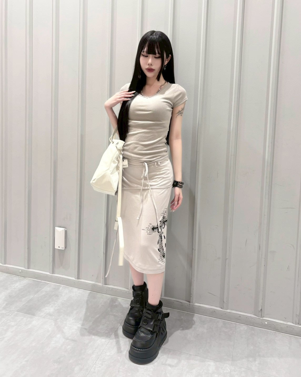 受注制【nmtc+】Back Button Slit U-Neck Tee (5color)