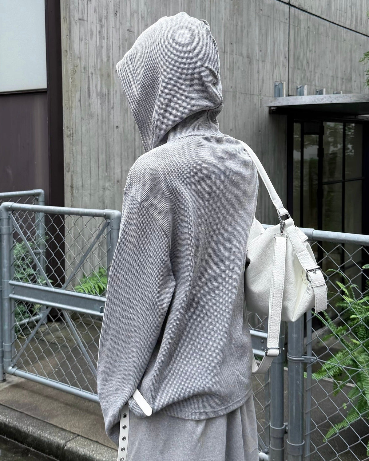 【nmtc+】Asymmetry button hood top (2color)