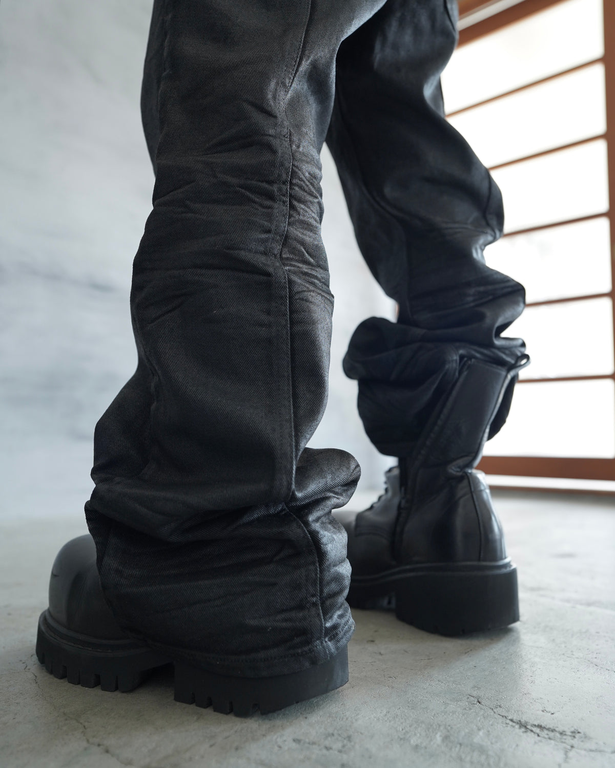 【CHIKASHITSU PLUS HIGH】Linear coating denim flare pants