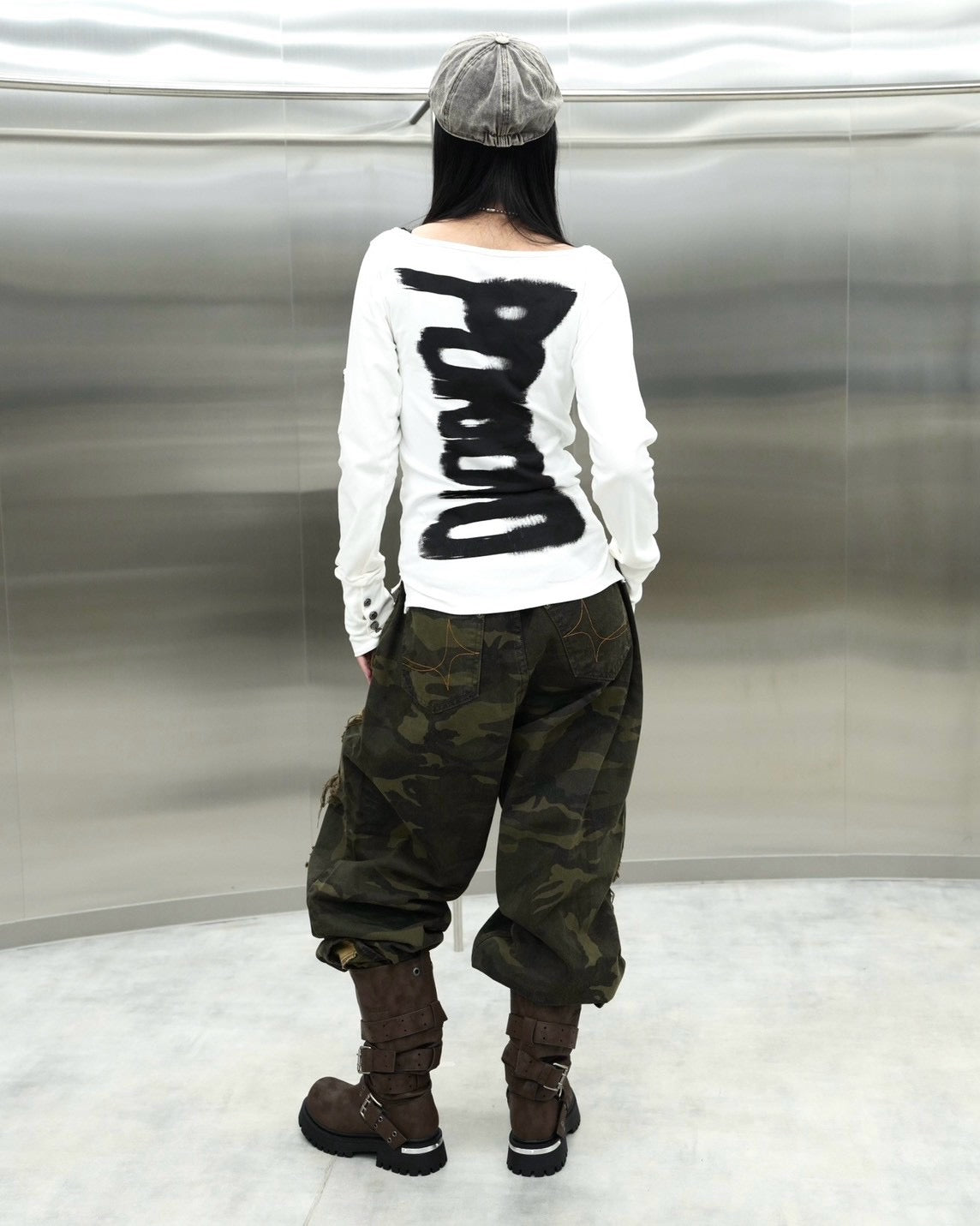受注制【Never mind the XU】Back graphic slim top (2color)